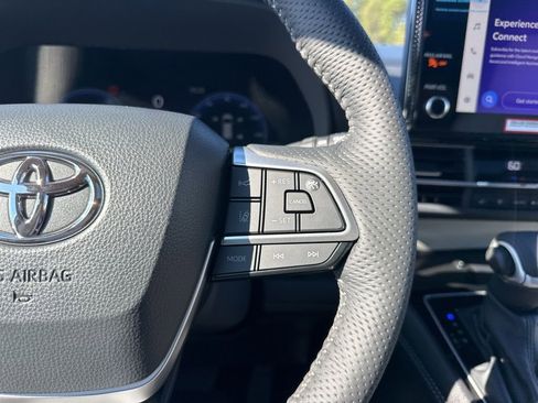 Used 2025 Toyota Sienna Platinum image 19