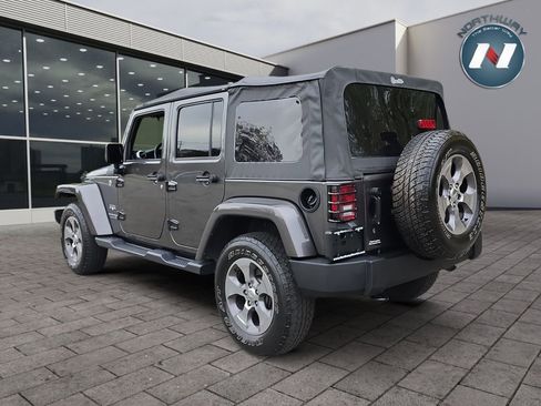 Used 2018 Jeep Wrangler Unlimited Sahara w/ Connectivity Group AWD/4WD image 3