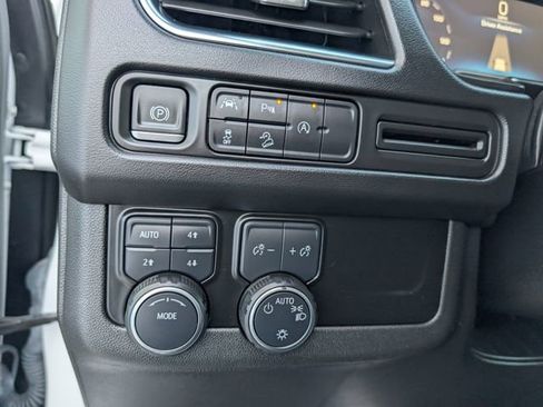 Used 2023 Chevrolet Suburban Premier image 10