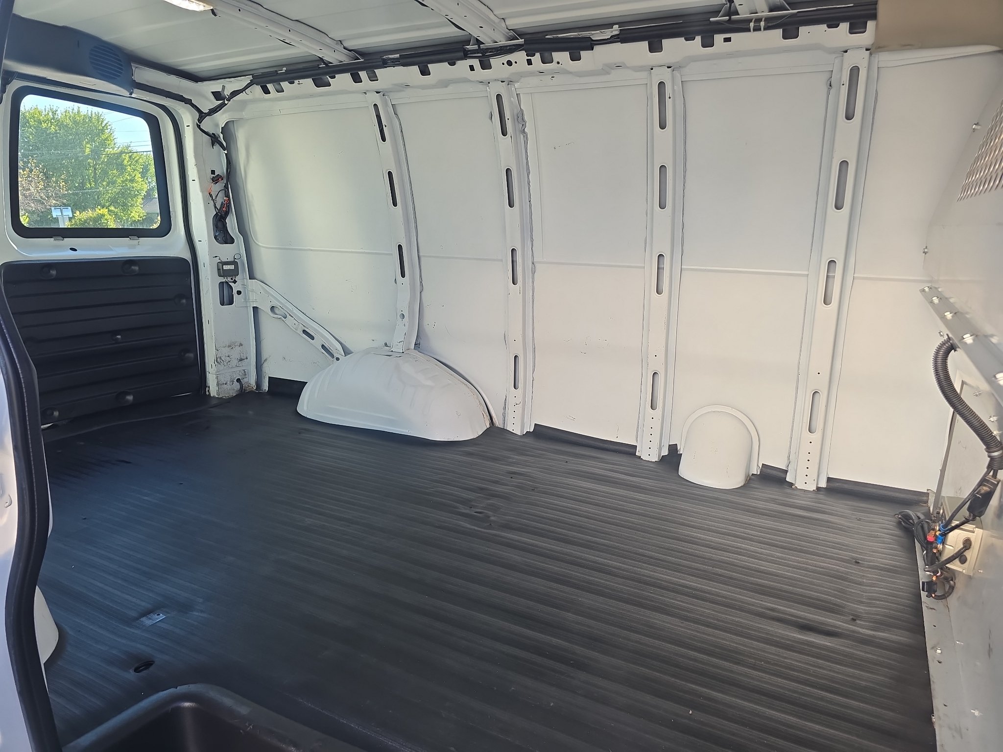Used 2015 Chevrolet Express 2500 RWD image 30