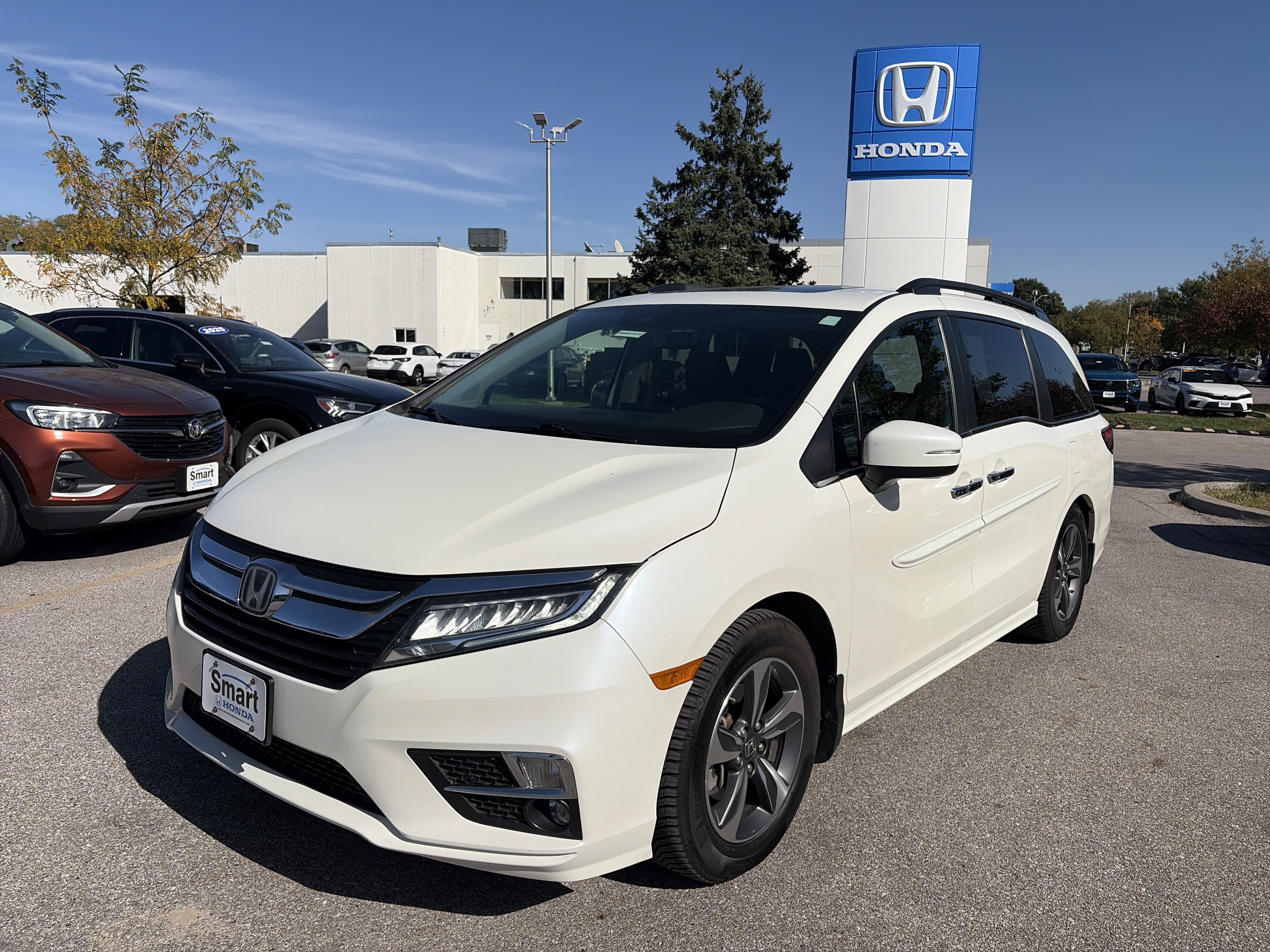 Used 2018 Honda Odyssey Touring image 1