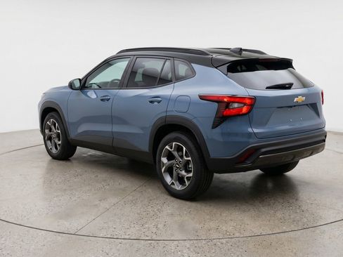 Used 2025 Chevrolet Trax LT FWD image 6