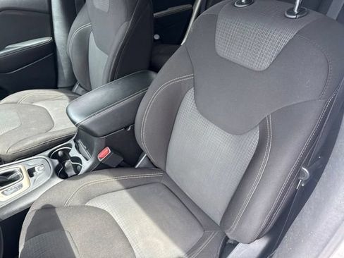 Used 2016 Jeep Cherokee Latitude w/ Cold Weather Group AWD/4WD image 23