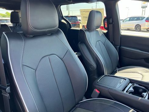 New 2027 Chrysler Pacifica Limited FWD image 15