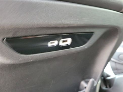 Used 2024 Chrysler Pacifica Touring-L image 17