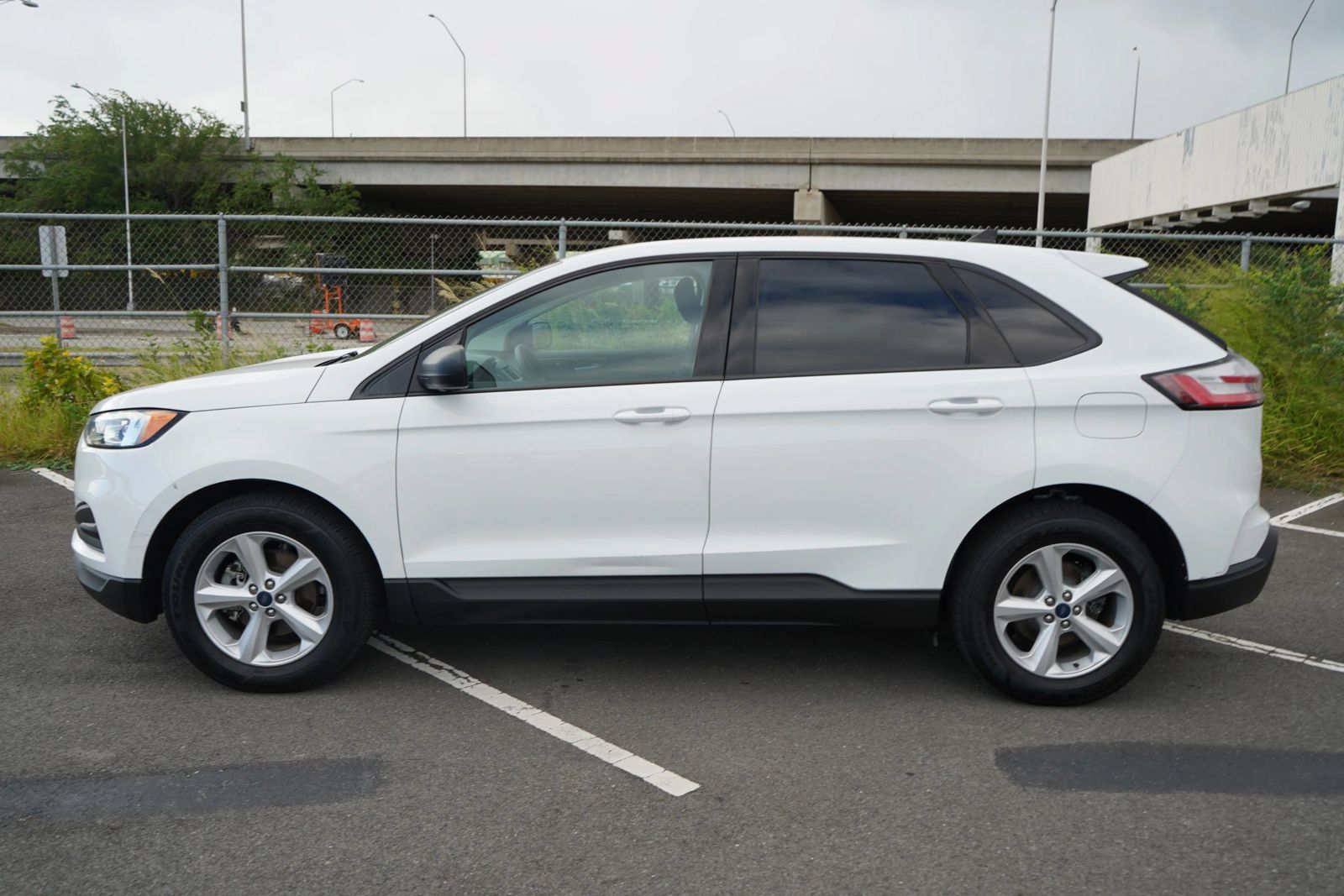 Used 2019 Ford Edge SE FWD image 2