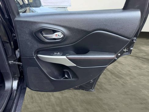Used 2017 Jeep Cherokee Trailhawk w/ Comfort/Convenience Group AWD/4WD image 27