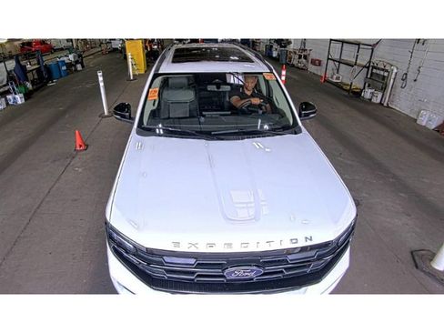 Used 2025 Ford Expedition Active AWD/4WD image 2