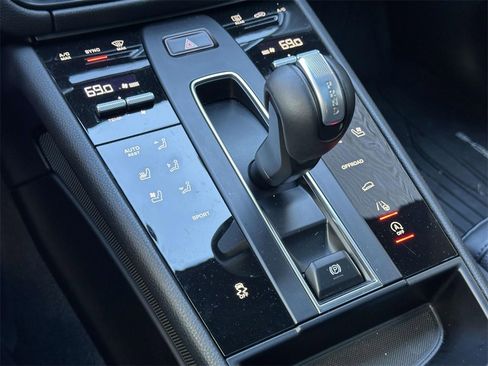 Used 2025 Porsche Macan image 27