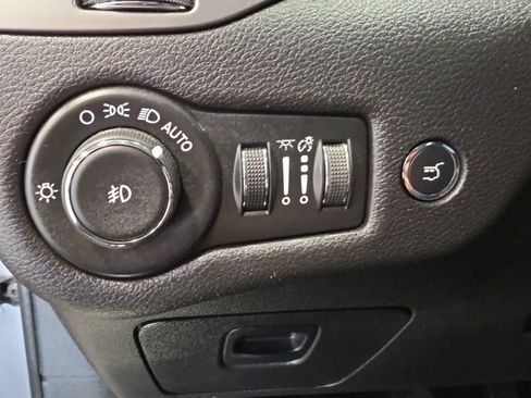 Used 2020 Jeep Cherokee Limited AWD/4WD image 18
