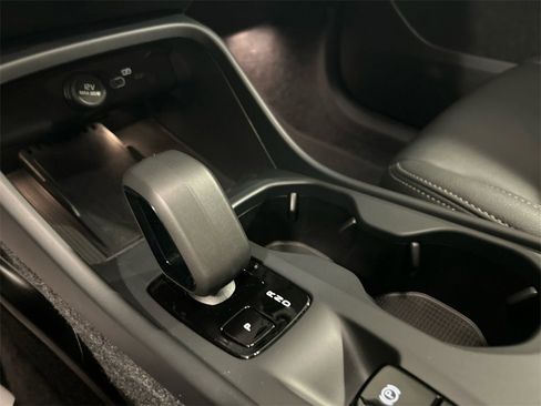 Certified 2025 Volvo XC40 B5 Core image 20