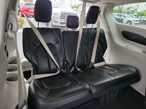 Used 2023 Chrysler Pacifica Touring-L image 16