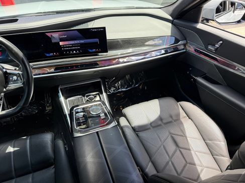 Used 2024 BMW i7 eDrive50 w/ M Sport Package RWD image 34