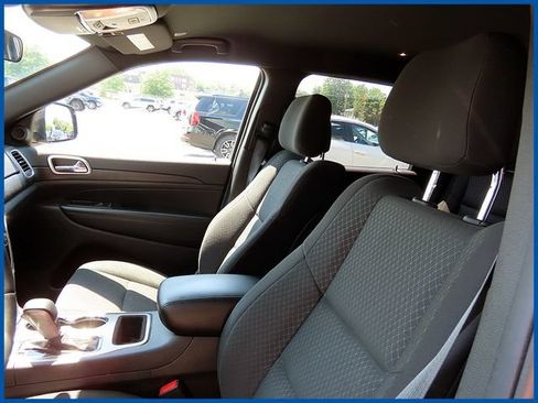 Used 2019 Jeep Grand Cherokee Laredo w/ Security & Convenience Group AWD/4WD image 12