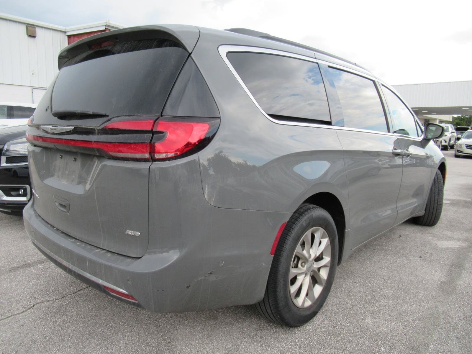 Used 2022 Chrysler Pacifica Touring-L AWD/4WD image 7