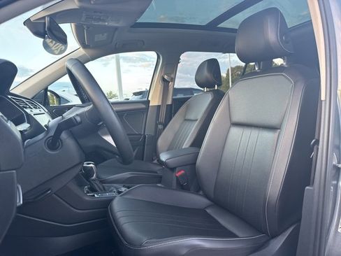 Used 2022 Volkswagen Tiguan SE image 10