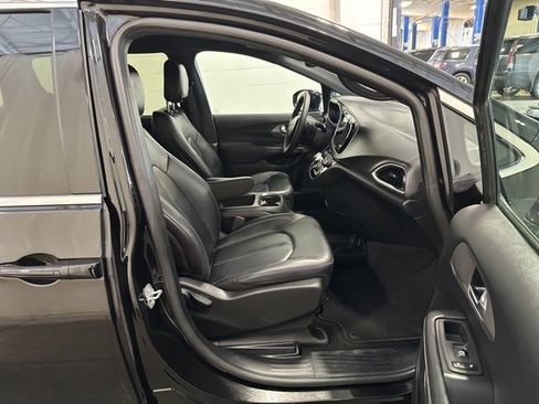 Used 2025 Chrysler Pacifica Select image 12