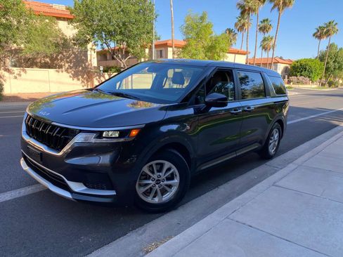 Used 2022 Kia Carnival LX FWD image 3