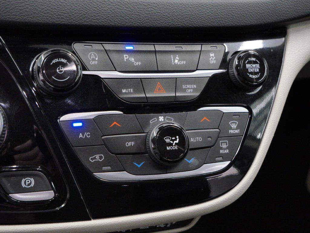 Certified 2023 Chrysler Pacifica Touring-L FWD image 26