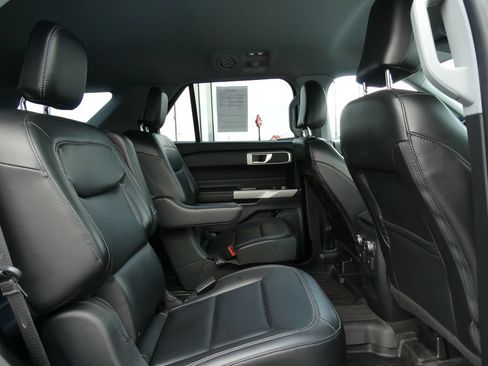 Used 2021 Ford Explorer XLT w/ Equipment Group 202A AWD/4WD image 15