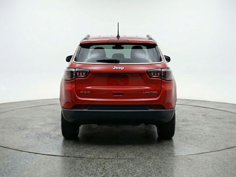 Used 2025 Jeep Compass Latitude AWD/4WD image 7