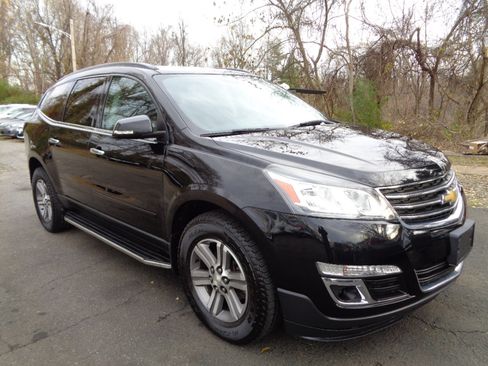 Used 2017 Chevrolet Traverse LT image 3