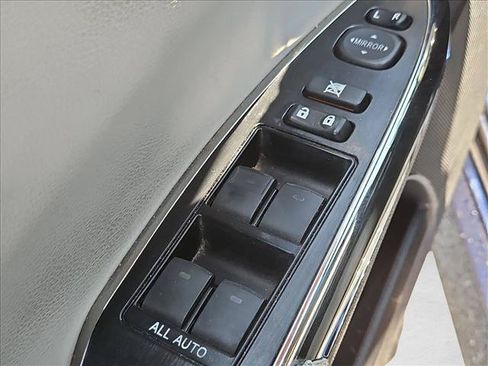 Used 2013 Toyota Avalon Limited w/ Technology Pkg FWD image 10