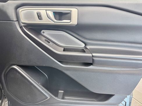 Used 2020 Ford Explorer Platinum w/ Premium Technology Package image 16