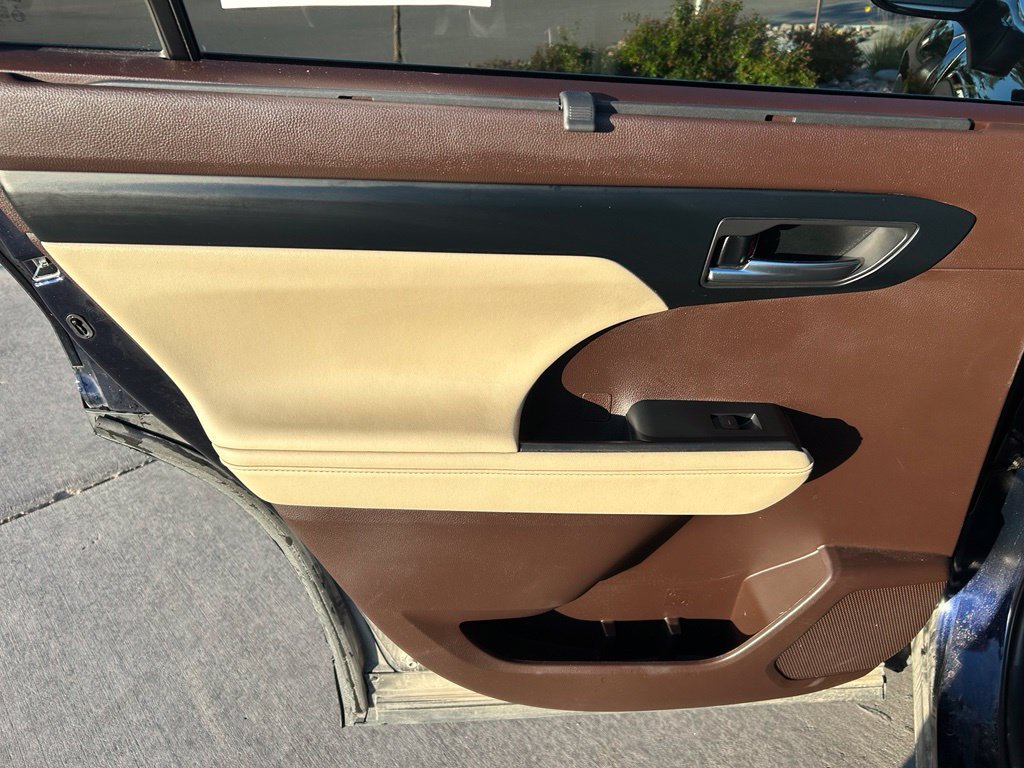 Used 2022 Toyota Highlander XLE AWD/4WD image 27