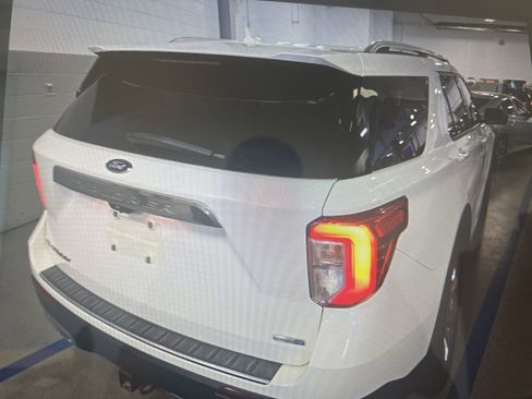 Used 2020 Ford Explorer Platinum w/ Premium Technology Package AWD/4WD image 17
