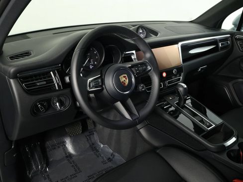 Certified 2026 Porsche Macan AWD/4WD image 4