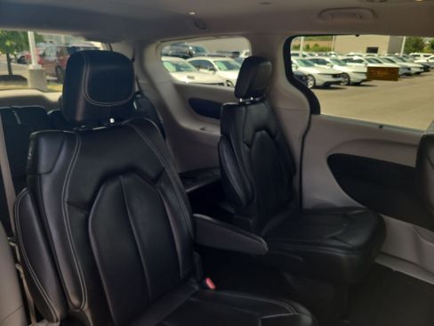 Used 2023 Chrysler Pacifica Touring-L FWD image 27