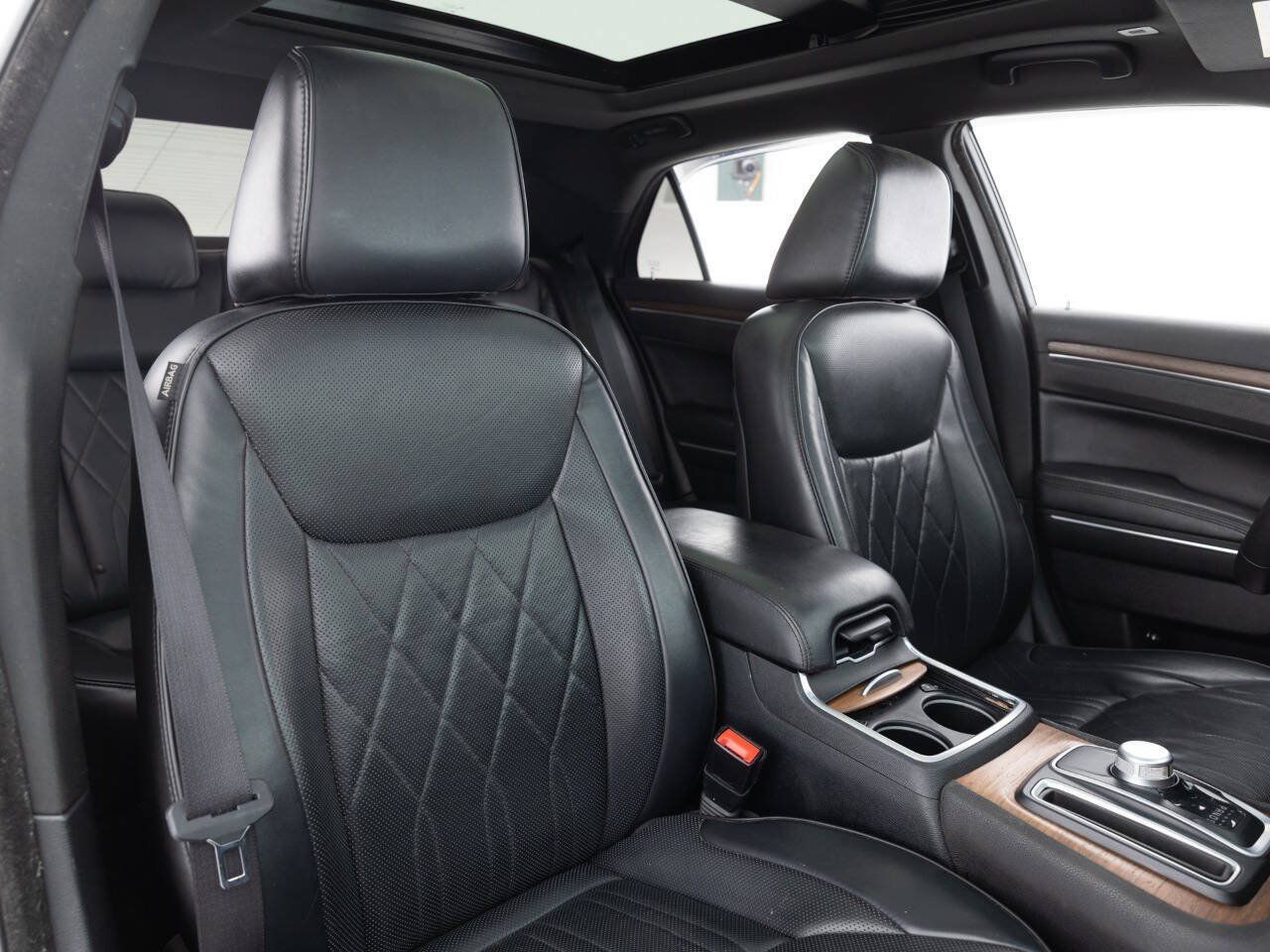 Used 2017 Chrysler 300 C Platinum w/ Safetytec Plus Group RWD image 26