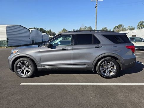 Used 2021 Ford Explorer XLT w/ Equipment Group 202A image 11
