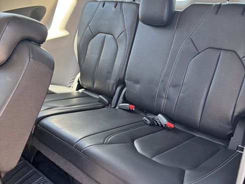 Used 2022 Chrysler Pacifica Touring-L w/ Uconnect Theater Family Group image 11