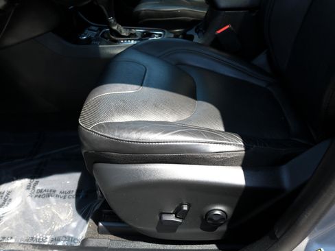 Used 2020 Jeep Cherokee Limited image 18