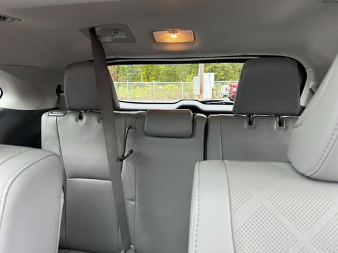 Used 2021 Toyota Highlander Platinum image 18