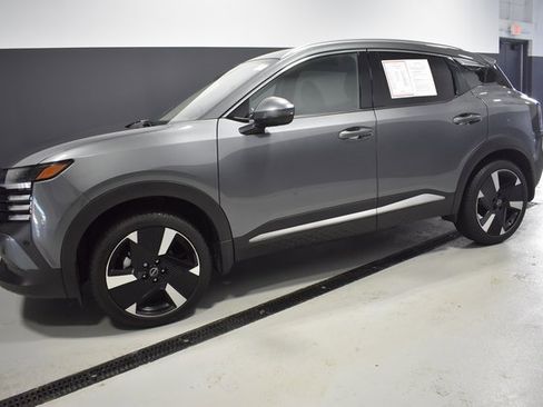 Certified 2025 Nissan Kicks SR image 2