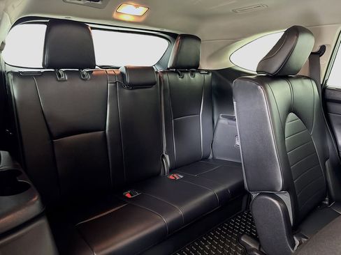 Used 2021 Toyota Highlander XLE image 25