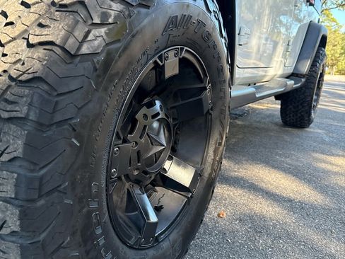 Used 2015 Jeep Wrangler Unlimited Rubicon w/ Connectivity Group image 10