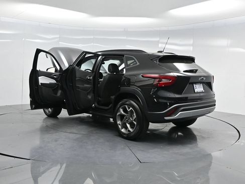 Used 2026 Chevrolet Trax LT w/ Sunroof Package FWD image 57