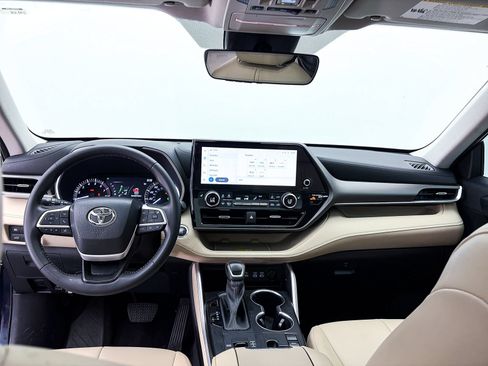 Used 2023 Toyota Highlander XLE FWD image 23