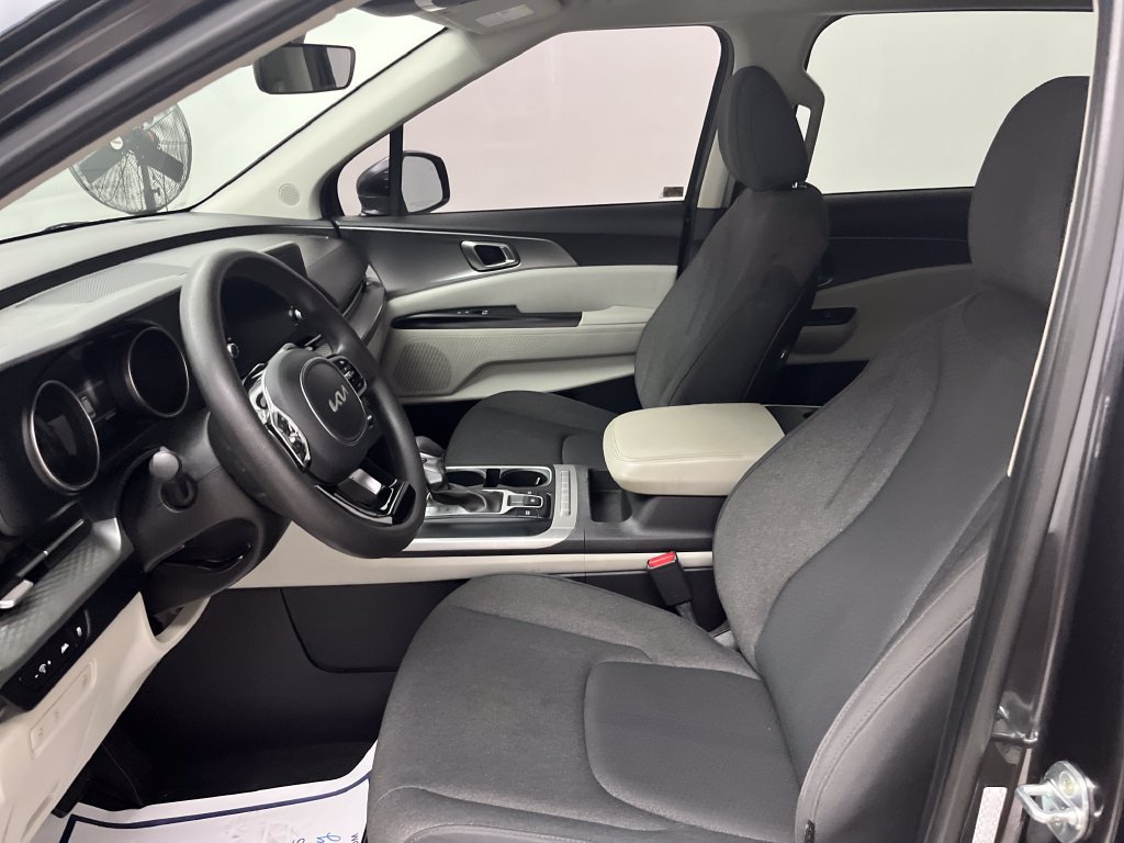 Used 2023 Kia Carnival LX FWD image 12