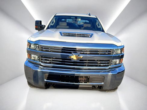 Used 2018 Chevrolet Silverado 2500 LT AWD/4WD image 3
