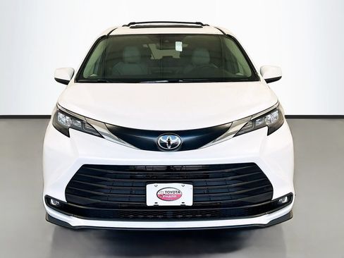 New 2026 Toyota Sienna XLE FWD image 2