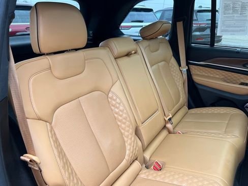 Used 2022 Jeep Grand Cherokee Summit w/ Luxury Tech Group V image 19