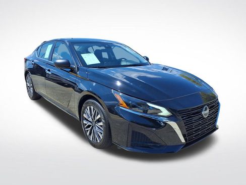 Used 2025 Nissan Altima 2.5 SV FWD image 4