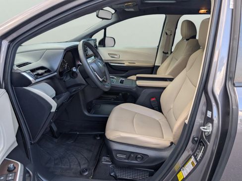 Used 2023 Toyota Sienna XLE image 31