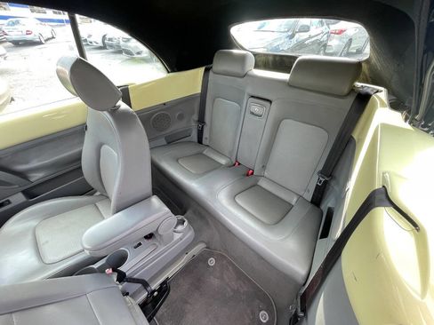 Used 2006 Volkswagen Beetle 2.5 PZEV 2dr Convertible (2.5L image 21