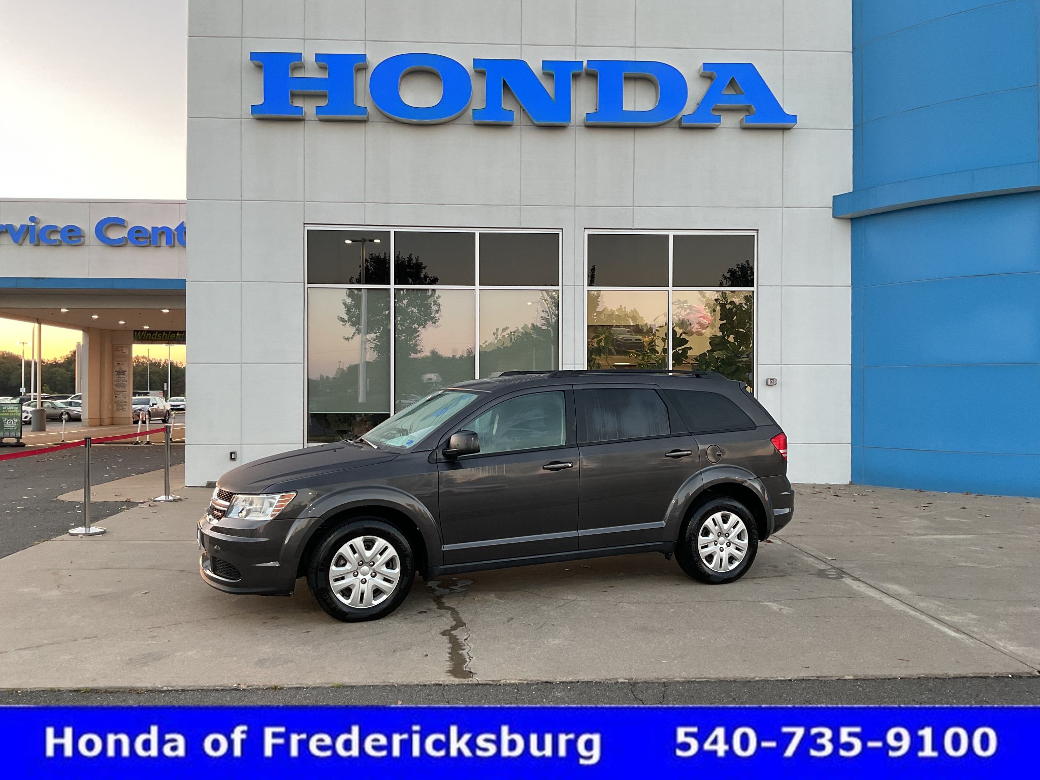 Used 2018 Dodge Journey SE FWD image 1